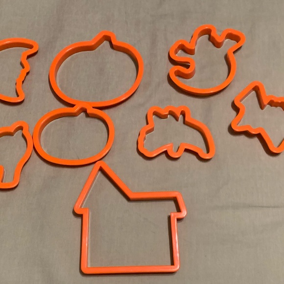 Huge lot of cookie cutters for playdoh or baking- 91 not 101 - Picture 5 of 9